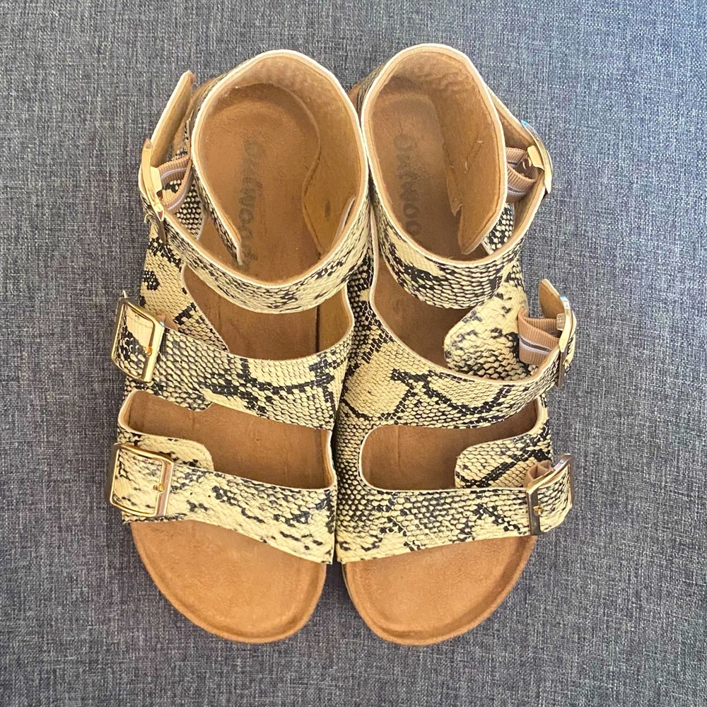 OUTWOODS SNAKESKIN SANDALS SIZE 10